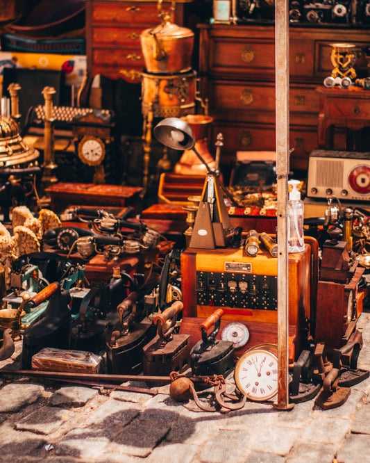 10 Best Ways to Hunt for Antique Clocks at Flea Markets