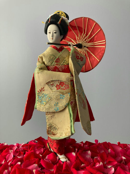 Understanding the Meaning and History of Japanese Geisha Figurines